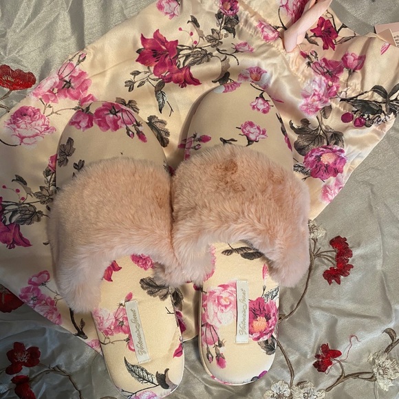 Victoria Secret Satin Slippers Medium - Picture 3 of 4